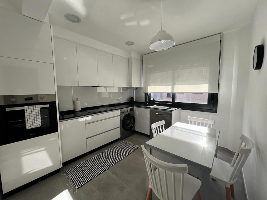 Gris Con Garaje Apartment
